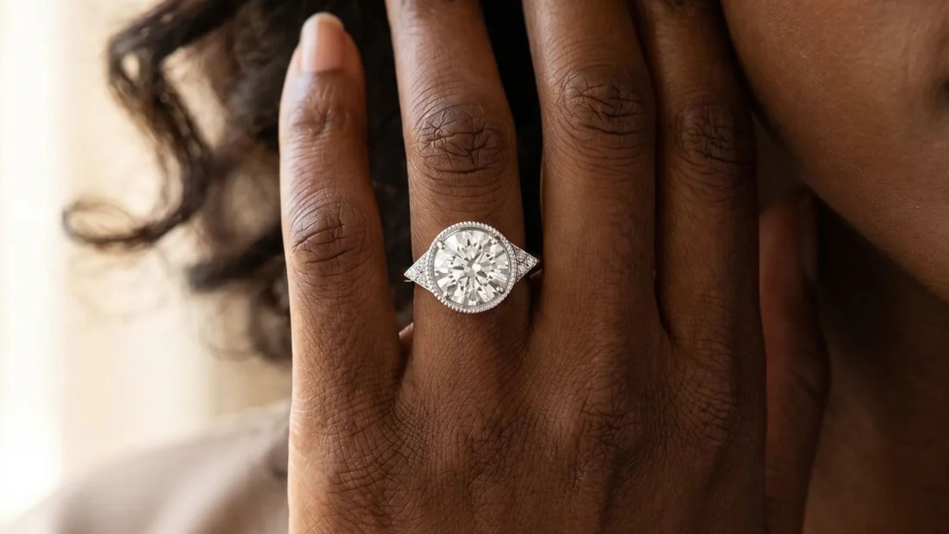 ⁣White gold Three-Stone Oval Diamond Ring